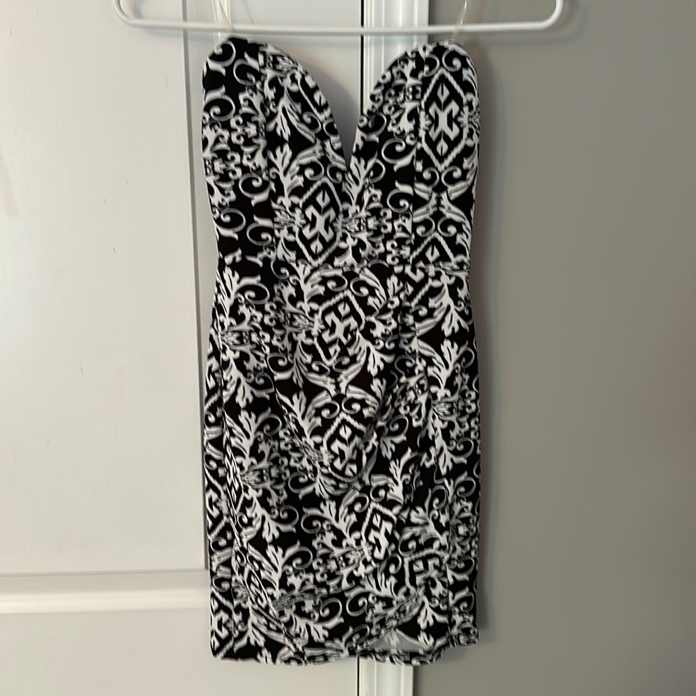 Trac black and white sweetheart neck dress